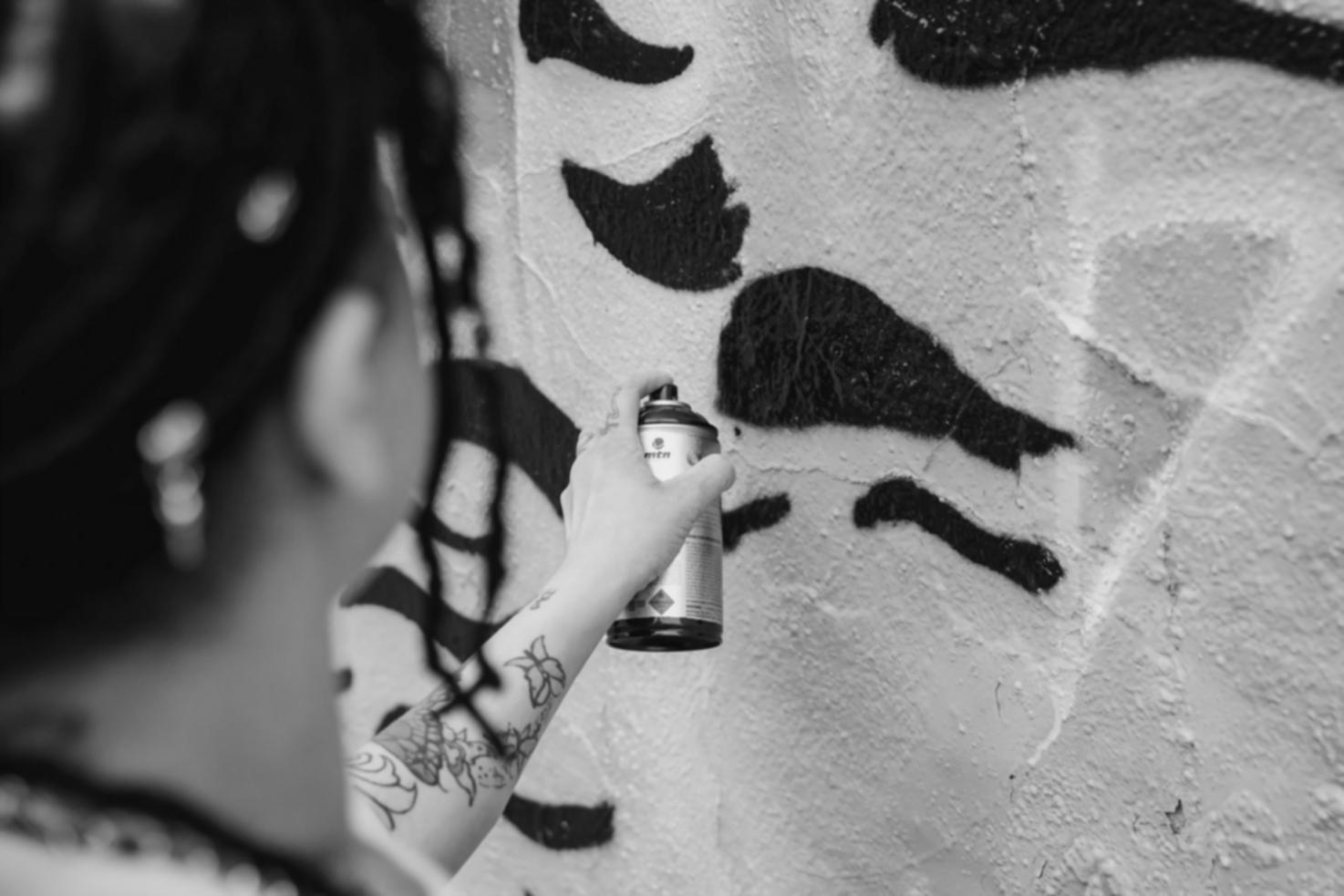 Studio di concept art con tavole grafiche e sketches creativi